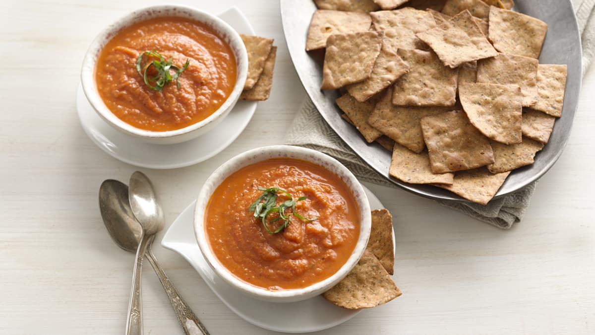 Soupe aux tomates, aux carottes grillées et au basilic