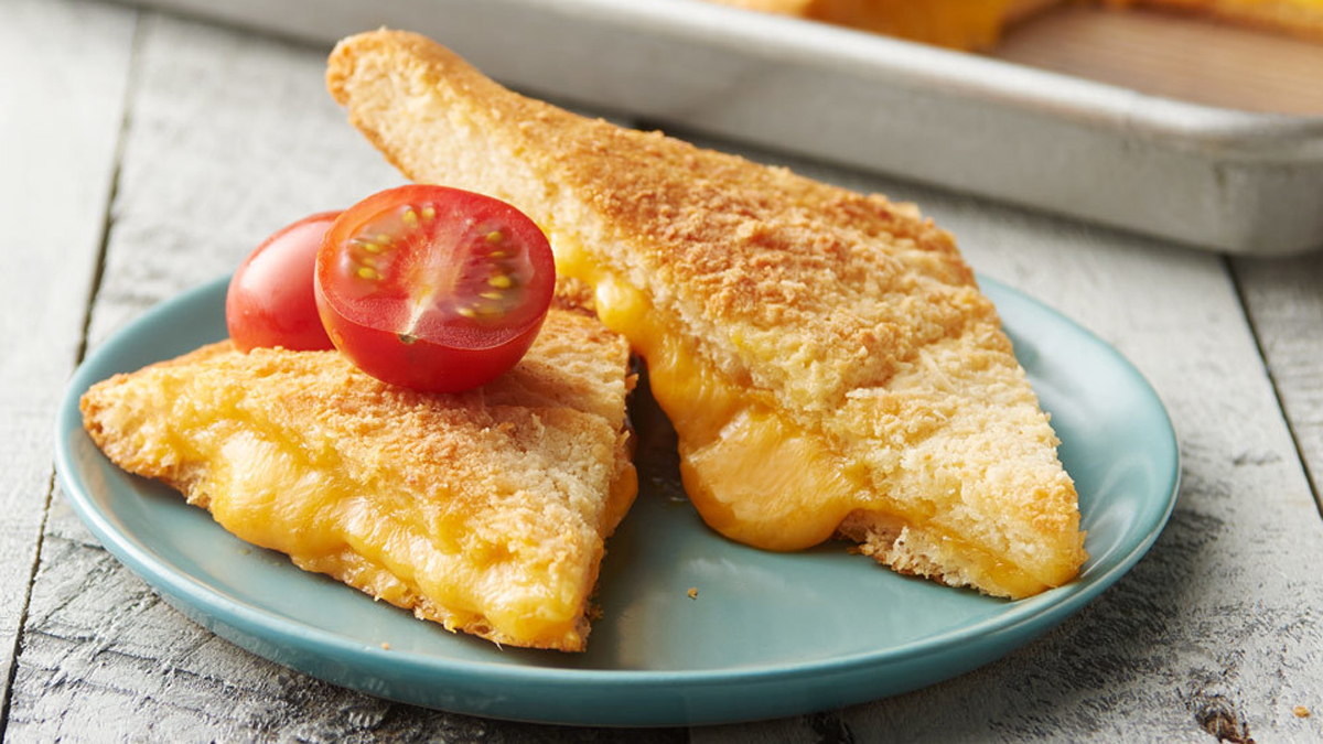 Grilled cheese dans un croissant sur une plaque à pâtisserie