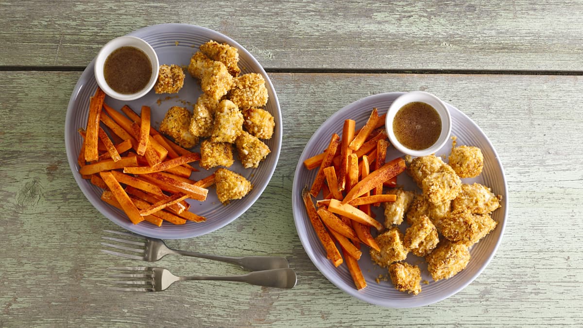 Poulet popcorn maigre avec frites de patates douces