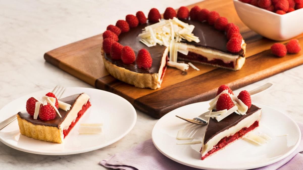 Tarte aux framboises et aux chocolats blanc et noir 