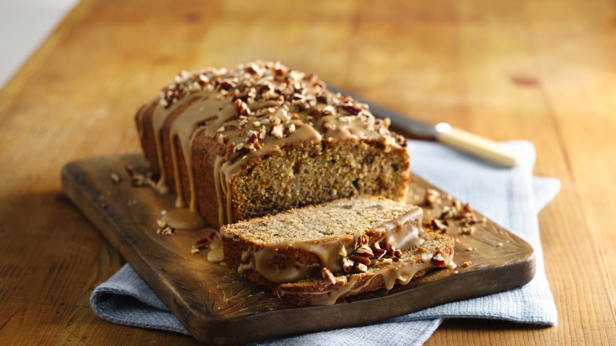 Pain aux bananes au blé entier avec glaçage au caramel