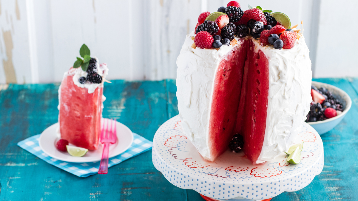 Gâteau de melon d’eau avec glaçage au yogourt et petits fruits frais